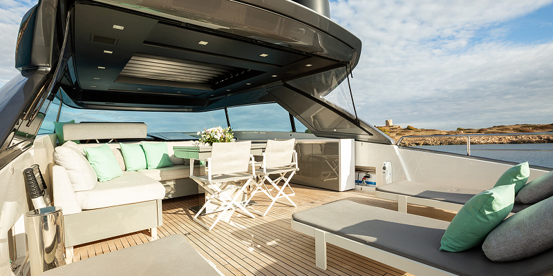 Flybridge on San Lorenzo 76 Cloud XI