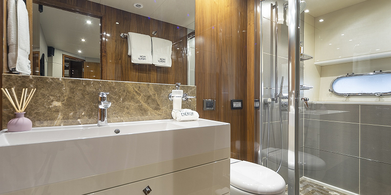 Yacht Charter Mallorca Sunseeker 28m High Energy F