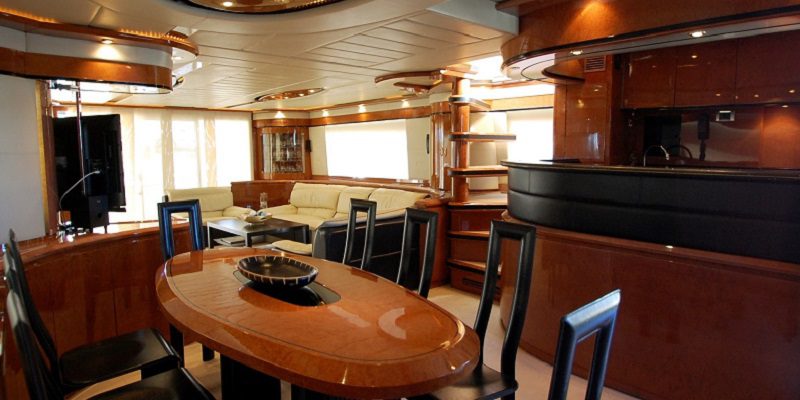 Yacht LEIGH-charter-mallorca-mochi-craft-interior-saloon